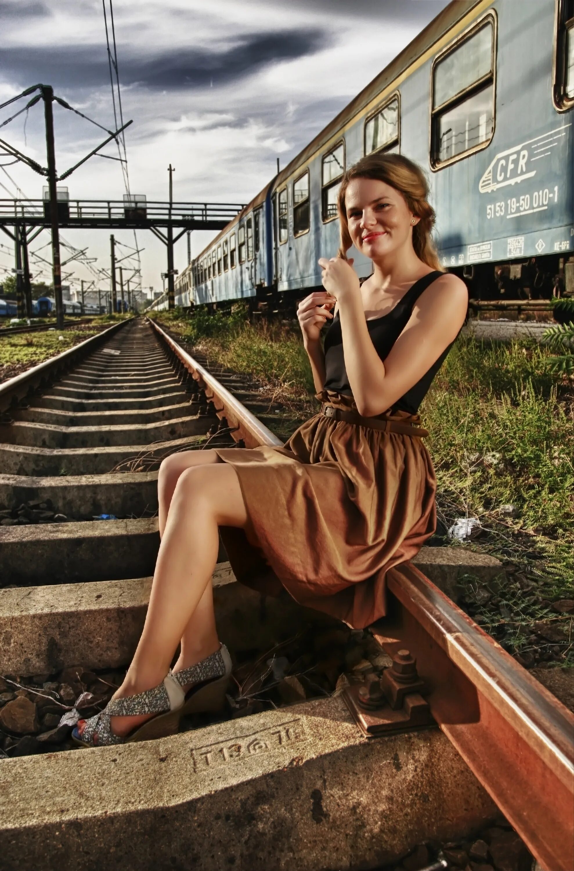 Женщины на железной дороге. Девушка в поезде. Женщина на рельсах. Фотосъёмка на железной дороге. Фотосессия на рельсах.