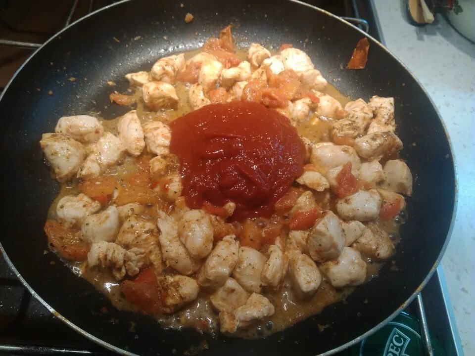 Куриное филе с подливкой на сковороде. Жареная курица с томатной пастой. Курица в томатном соусе на сковороде. Куриное филе с томатной пастой на сковороде.
