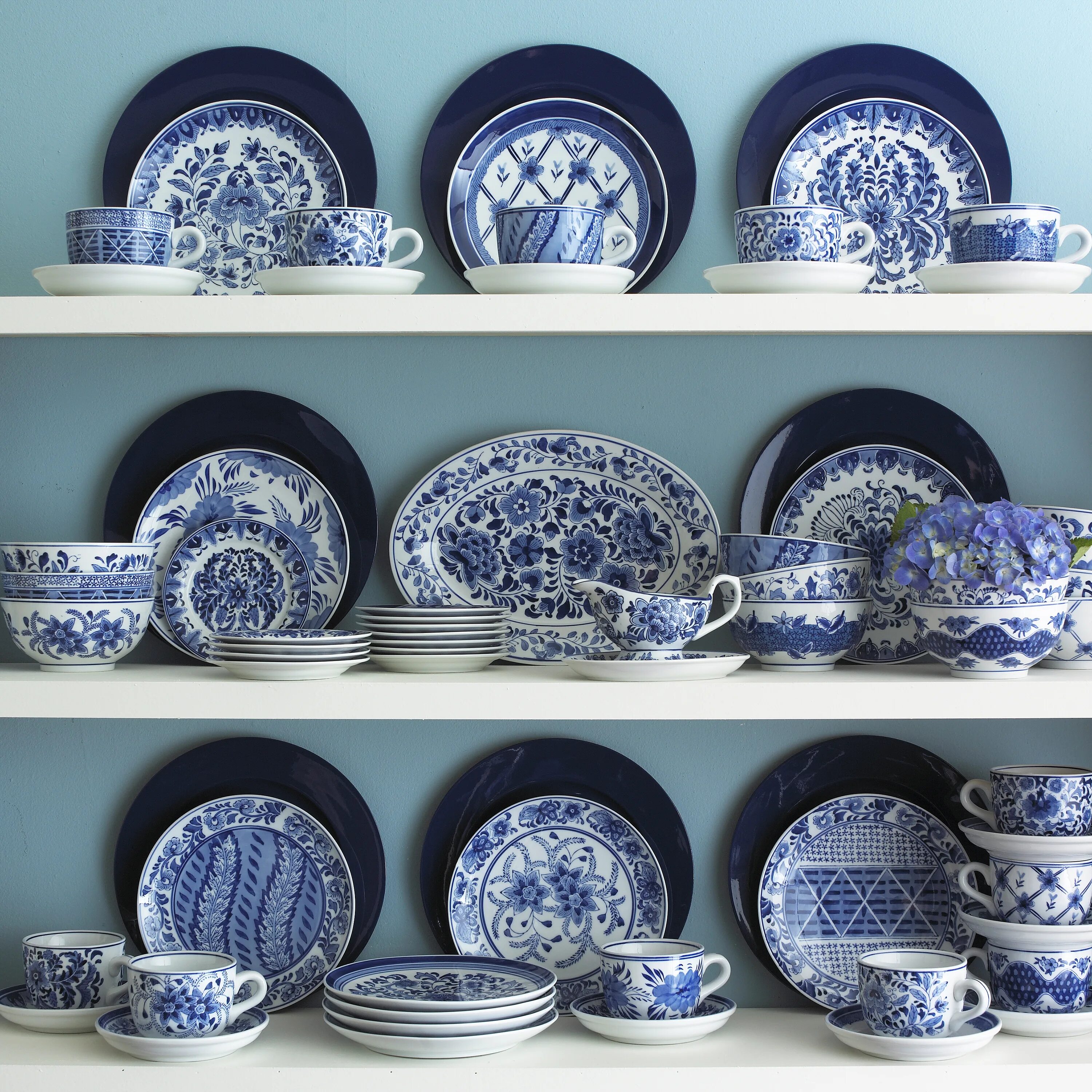 синяя посуда. бело голубая посуда. синяя керамическая посуда. Churchill фарфор brooke blue chelsea. посуда бело синего цвета.