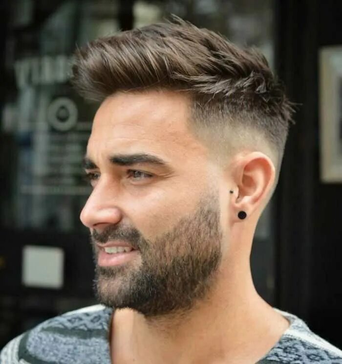 Low taper fade. Квифф фейд. Стрижка фейд андеркат Квифф. Квифф фейд прическа. Стрижка фейд андеркат.