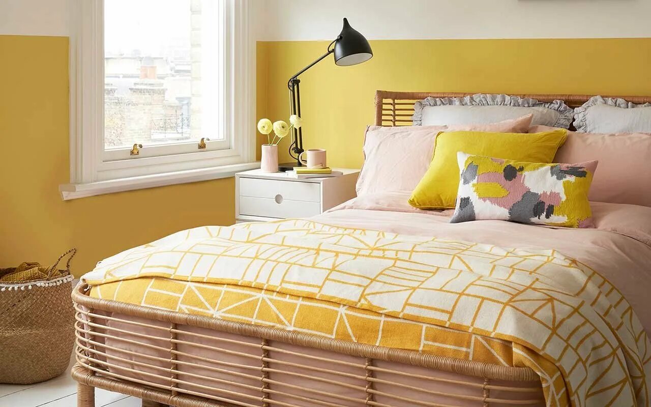Комната с желтыми стенами. Комната в желтом цвете. Спальня в ярких тонах. Желтые стены в спальне. Горчичные обои