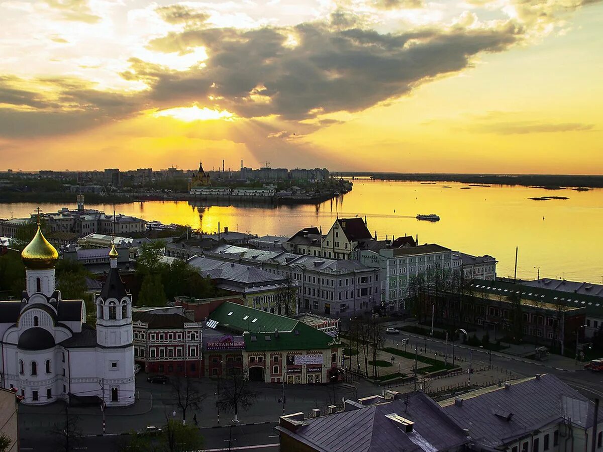 Река Волга стрелка Нижний Новгород. Стрелка Оки и Волги в Нижнем Новгороде. Нижний Новгород вид на стрелку. Место слияния Оки и Волги в Нижнем Новгороде. Ковид в нижнем новгороде