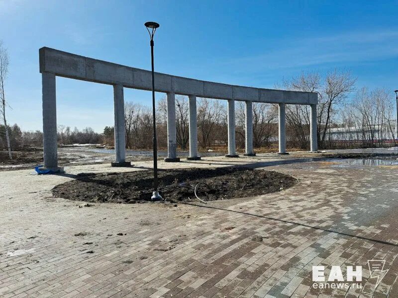 В парке Победы укладывают тротуарную плитку