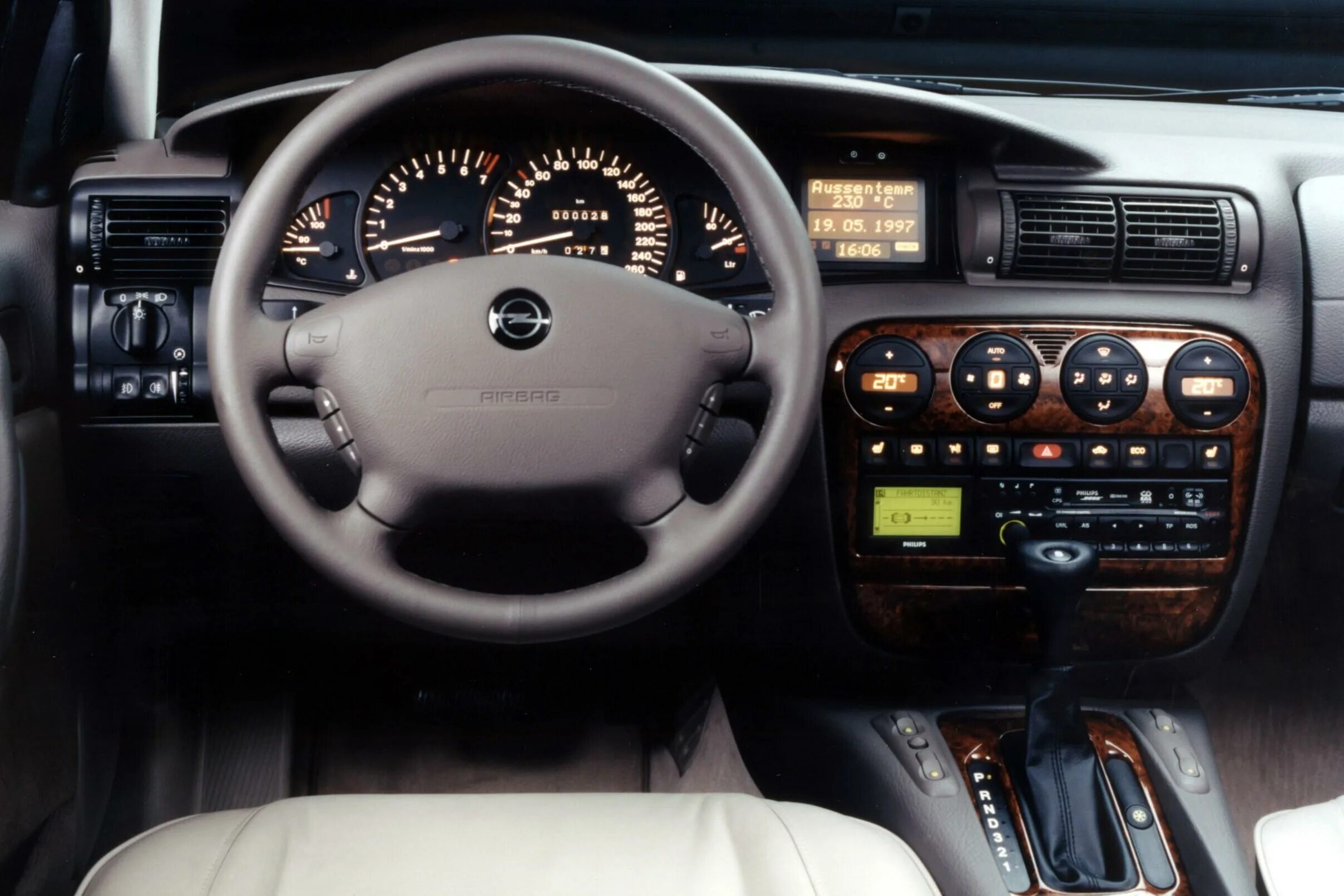 Опель омега б автомат. Opel Omega b 1994 Interior. Опель Омега седан 2000 салон. Opel Omega 2. Opel Omega 2.0 МТ, 2000.