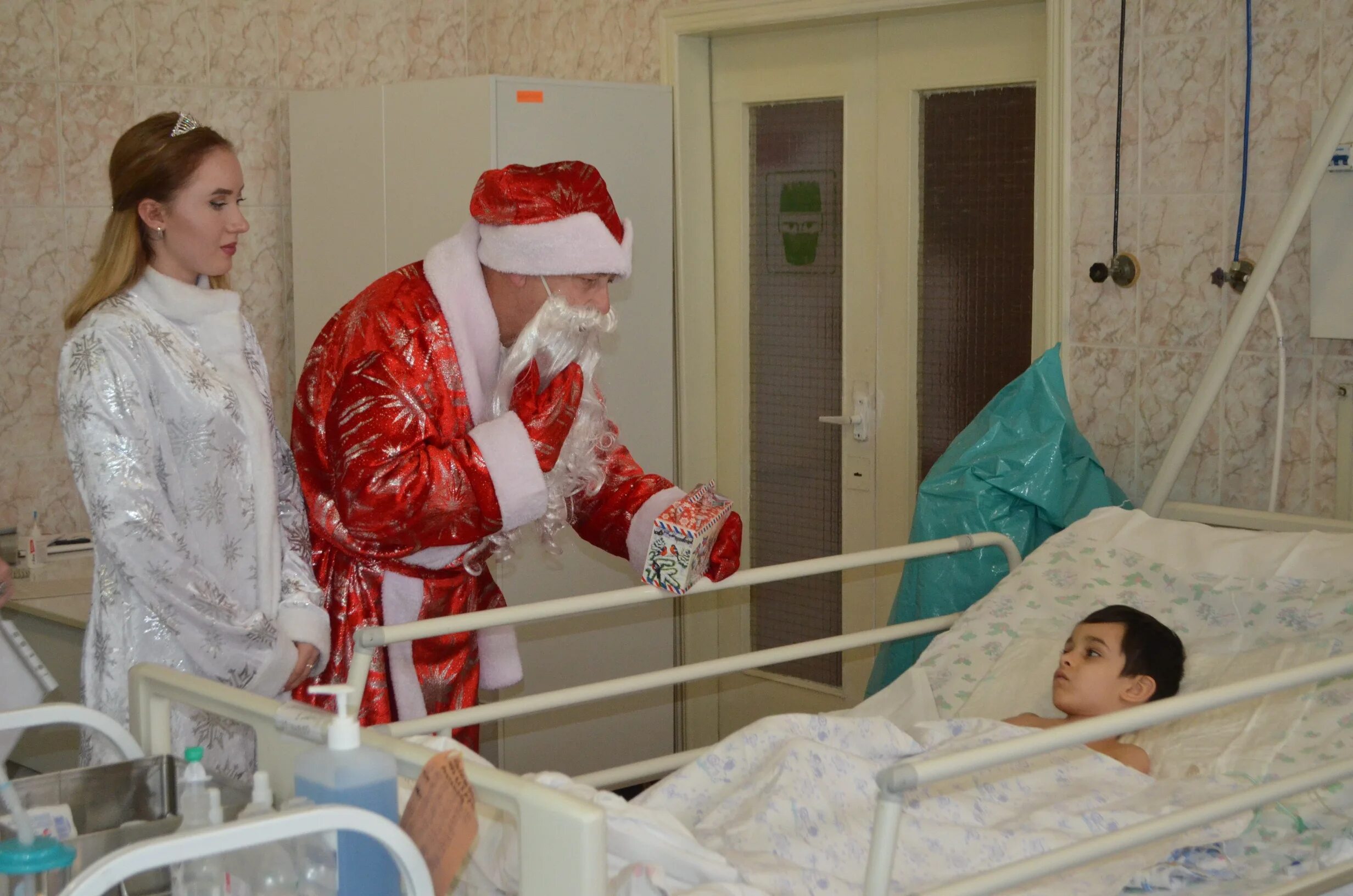 Ребенка навещаю в больнице. Дед Мороз и Снегурочка в больнице. Дед Мороз навестил детей в больнице Уфа новости.