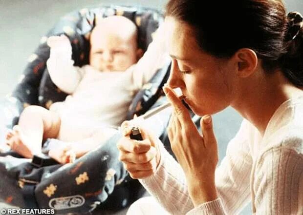 Семья курильщиков. Мама.курит.и.ребенок. Курение мать и ребенок. Курящие матери.