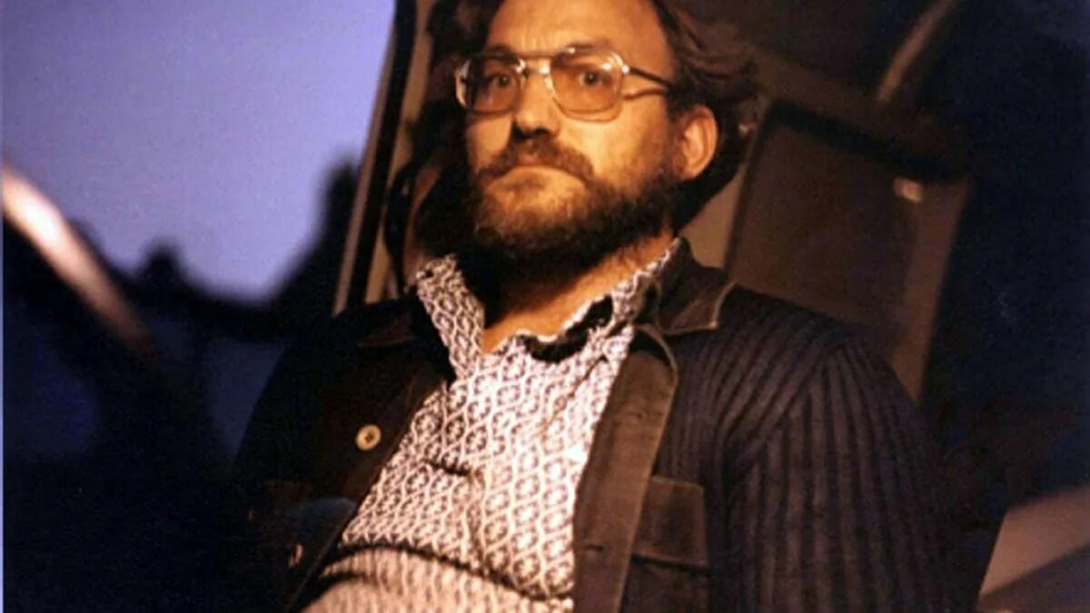 Robert black. Robert black. Robert black. Таун робертс. Robert black.