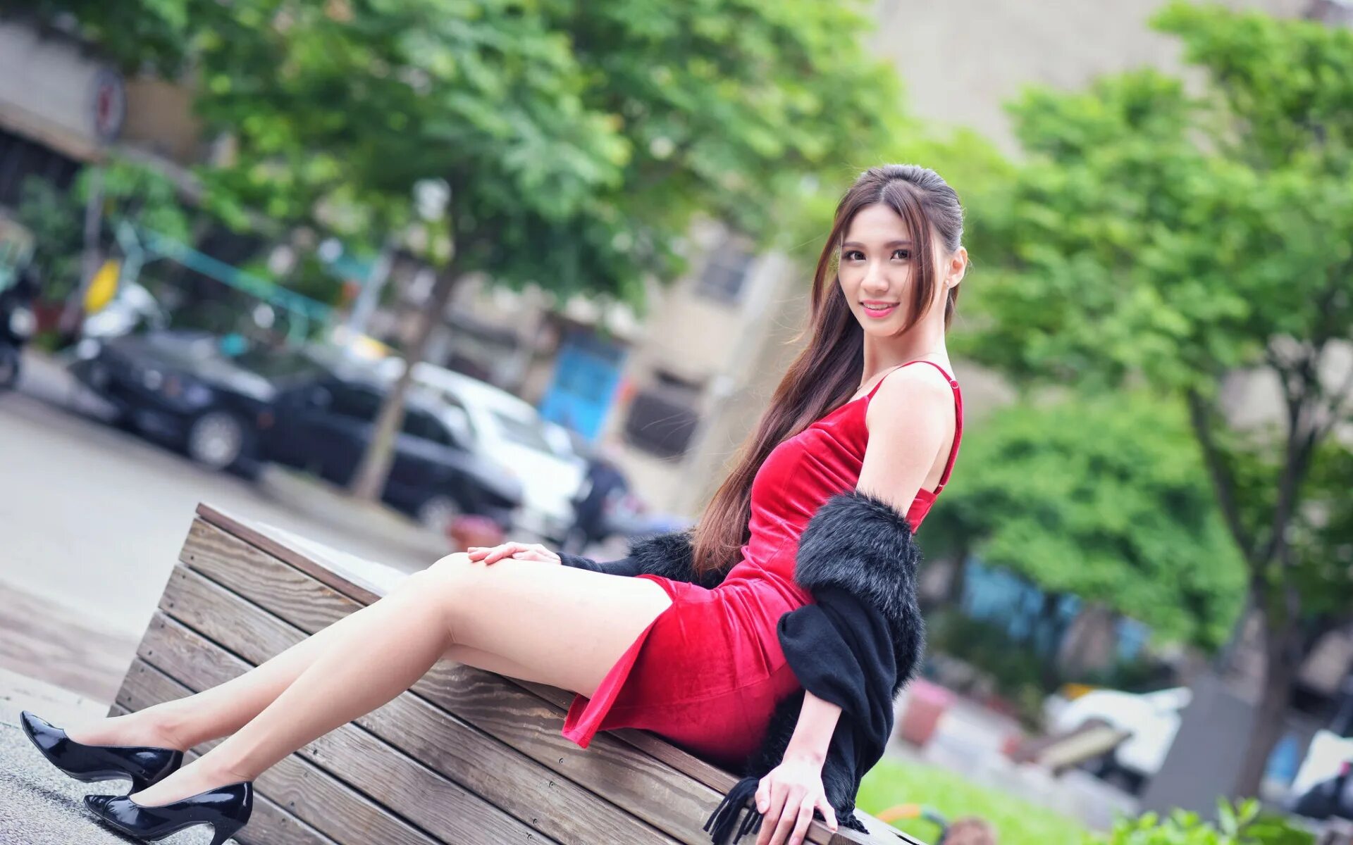 Азиатка на высоких каблуках 