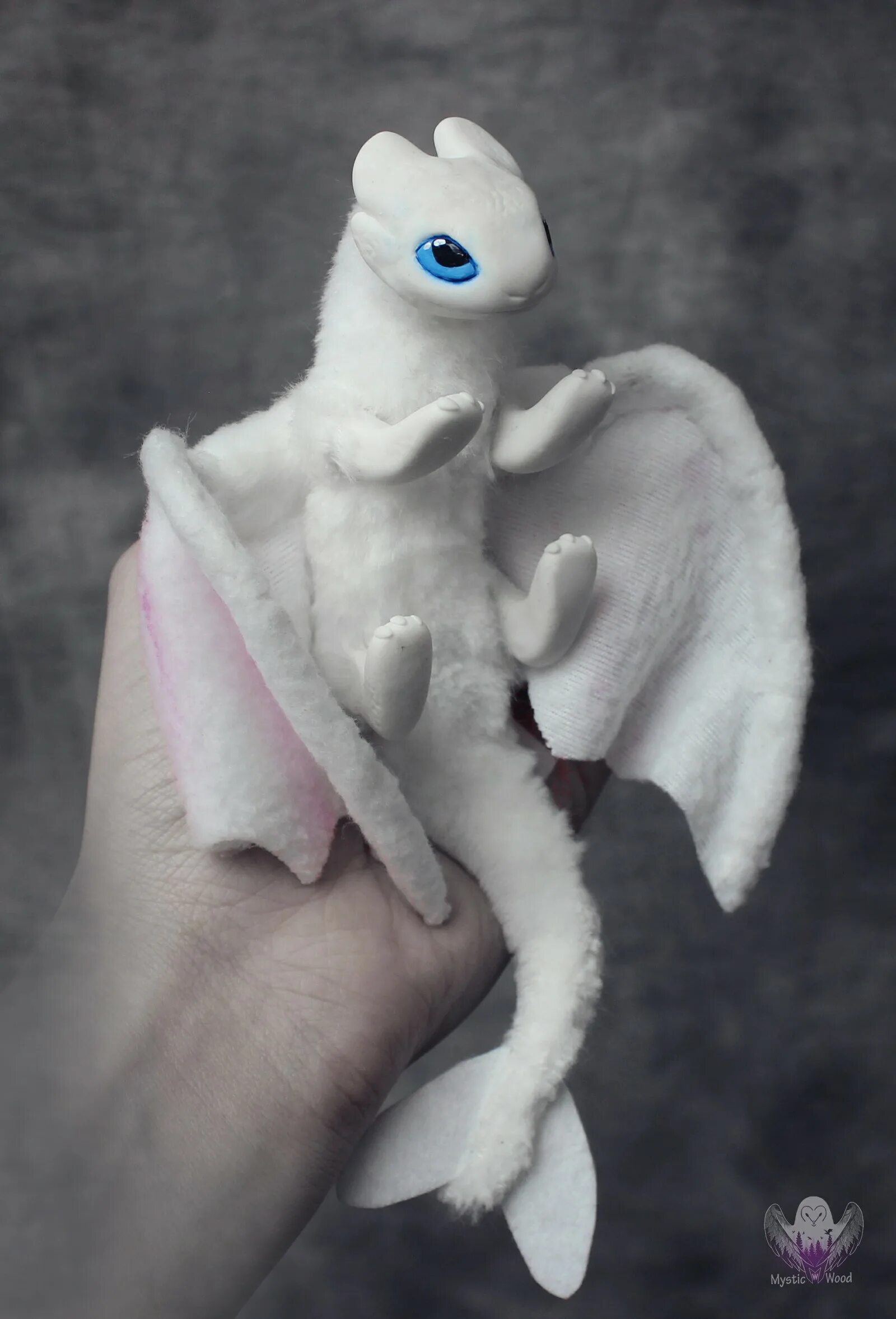 Беззубик и дневная фурия из полимерной глины. Дневная фурия из пластилина. Дракон беззубик из пластилина. Полимерная глина дневная фурия. Дневная фурия из полимерной глины.