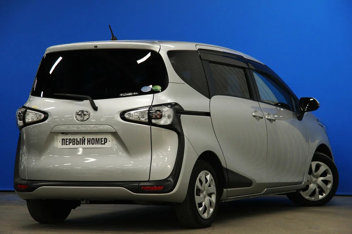 Тойота сиента 2019. Toyota sienta 1. 5л. Тойота сиента 2013. Сиента 19 год серебристая фото.