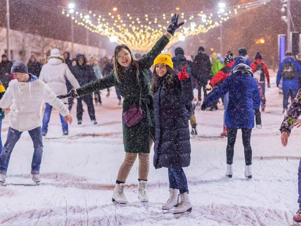 Люди на катке. Каток. Каток много народу. Каток зимой. На катке было 10 человек пришли