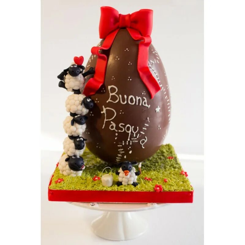 большое шоколадное яйцо. пасхальные яйца из шоколада. торт яйцо из шоколада. поделки из шоколада. десерты из шоколада.