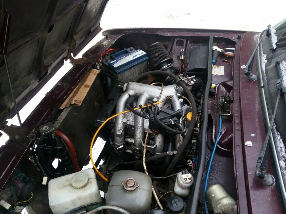 ваз 2107 на 16. с какого года ставят инжектор на 2107. моторный отсек ваз 2107 инжектор. с какого года ставят инжектор на 2107. двс ваз 21074 инжектор.