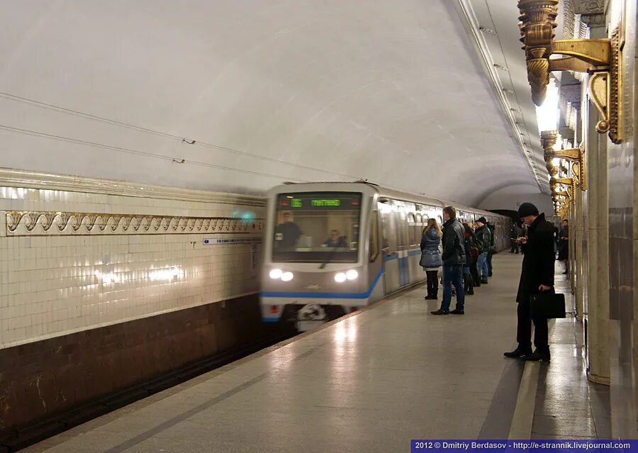 Смоленская (станция метро, Арбатско-Покровская линия). Славянский бульвар (станция метро, Арбатско-Покровская линия). Арбатско-Покровская линия 2003. Арбатско Покровская линия 000-------,0.