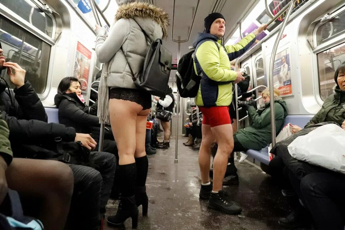 No Pants Subway Ride Москва. No Pants Subway Ride Россия. No Pants Subway Ride Москва метро. Флэшмоб в метро без штанов в Москве 2017.