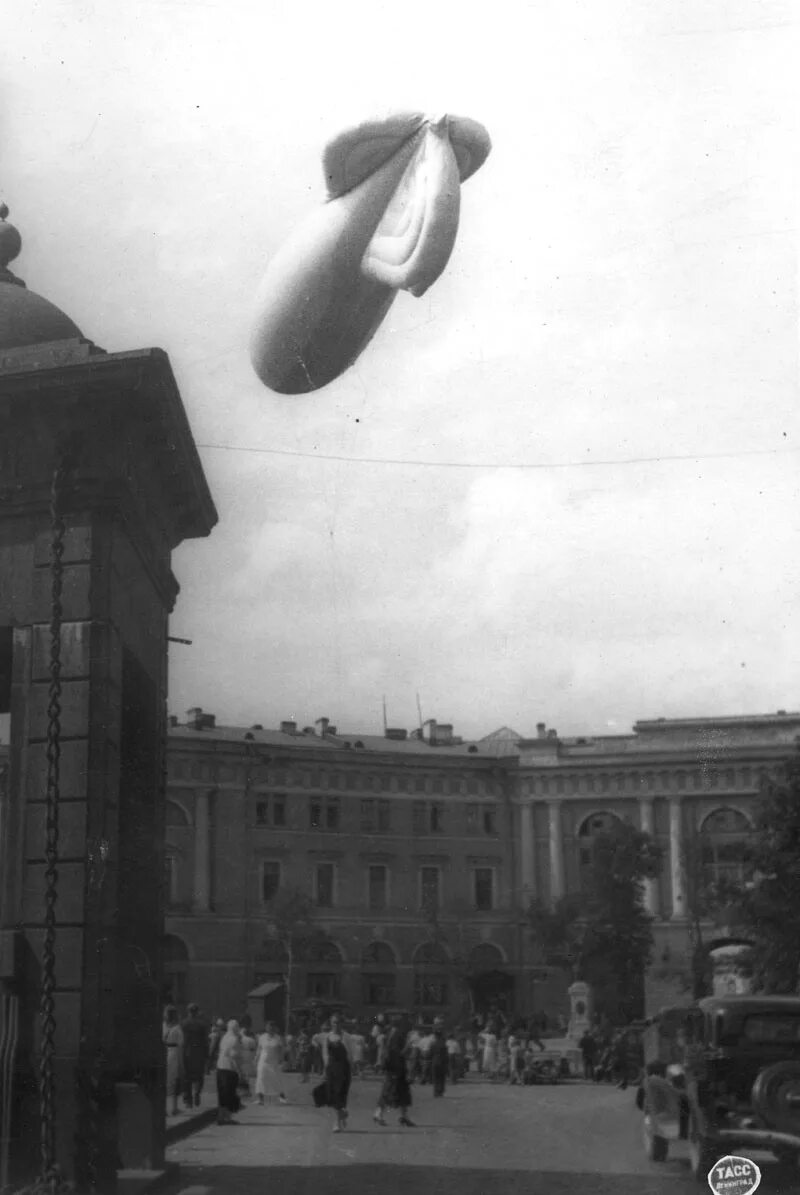 Аэростаты над ленинградом. Блокада ленинграда аэростаты заграждения. Аэростаты над ленинградом. Аэростаты над ленинградом. Невский проспект ленинград 1941.