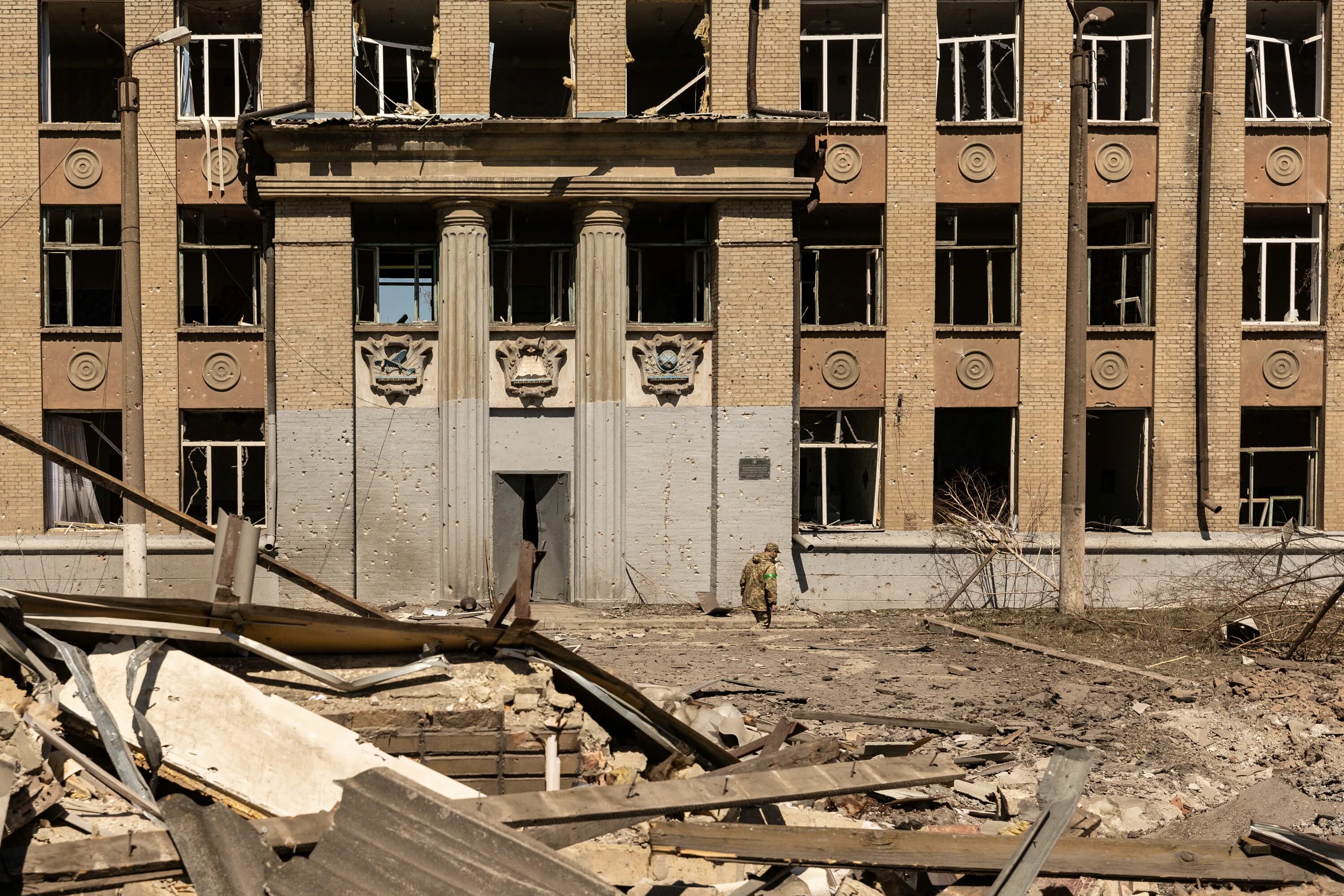 Разрушенные города украины 2022 мариуполь. Разбомбленная школа. Разрушенное здание. Разбомбленная школа. Разбомбленная школа.