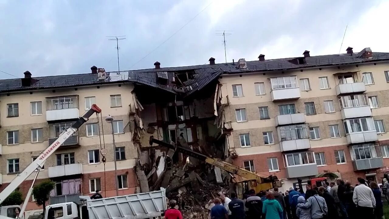 В Междуреченске обрушился дом. Междуреченск обвалился дом. Междуреченск рухнувший подъезд. Междуреченск разрушенный дом.