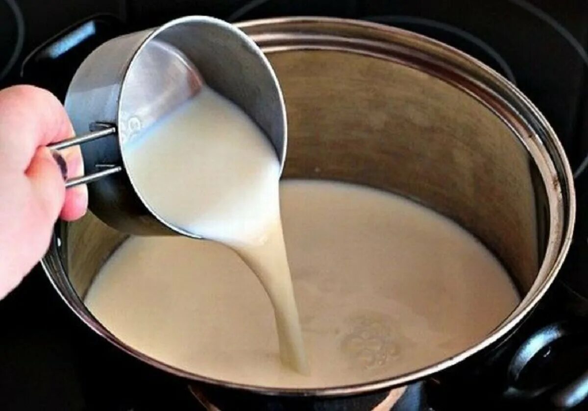 Доводим до кипения затем. Молоко в сотейнике. Молоко в кастрюле. Наливаем молоко в кастрюлю. Кипяченое молоко.
