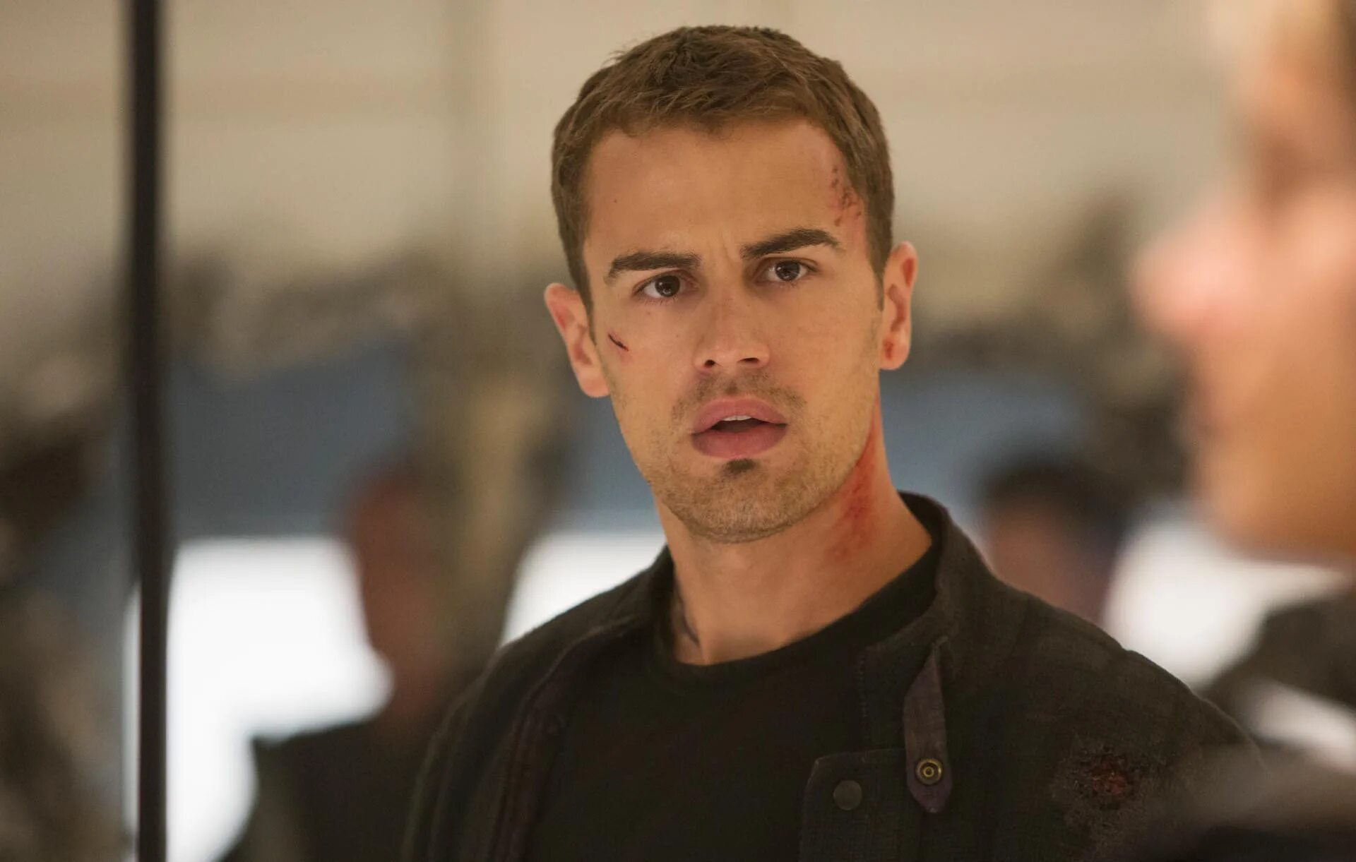 Theo James Дивергент. Тобиас Итон Дивергент. История дивергентов