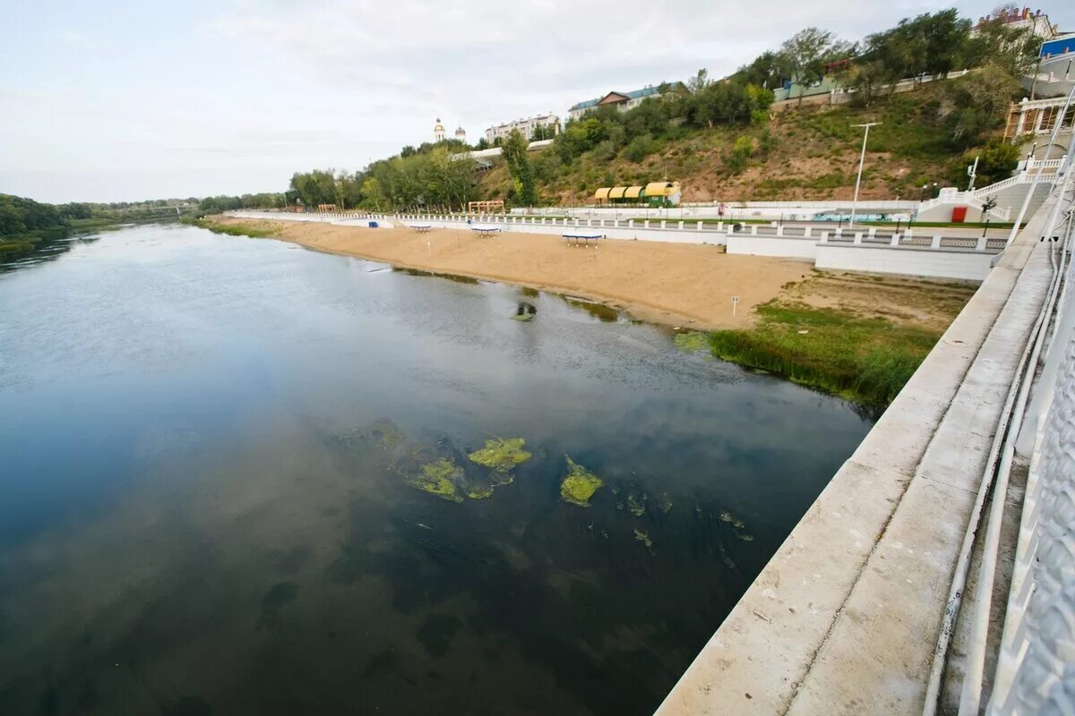 Река урал в оренбургской области. Оренбург вода в реке. Уровень урала в оренбурге. Разлив урала в оренбурге. Урал речка орск.