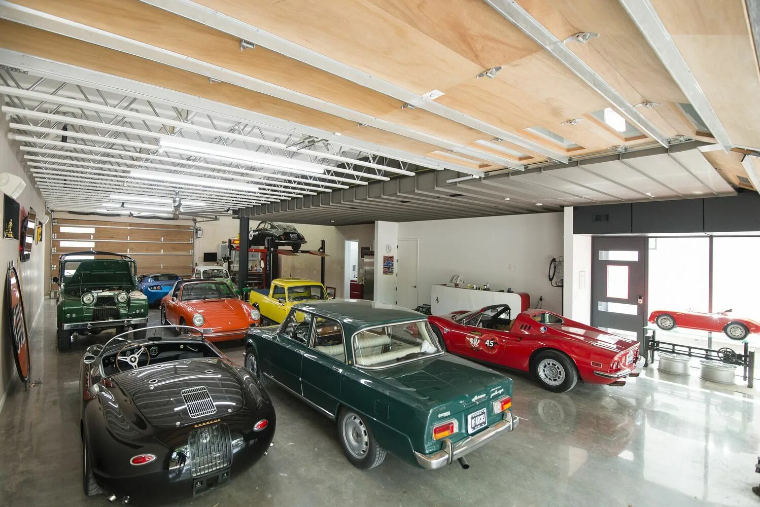 Коллекция автомобилей. Гараж. Коллекция автомобилей в гараже. Огромный гараж.