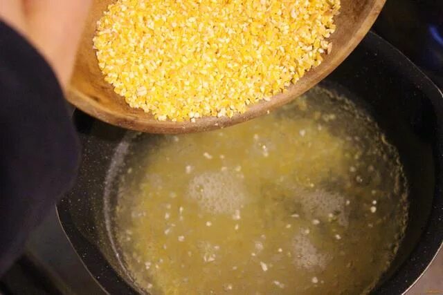Промыть кукурузную кашу. Кукурузная каша с оливковым маслом. Целиковая кукурузная крупа. Варка кукурузной крупы. Варка кукурузной каши на воде.