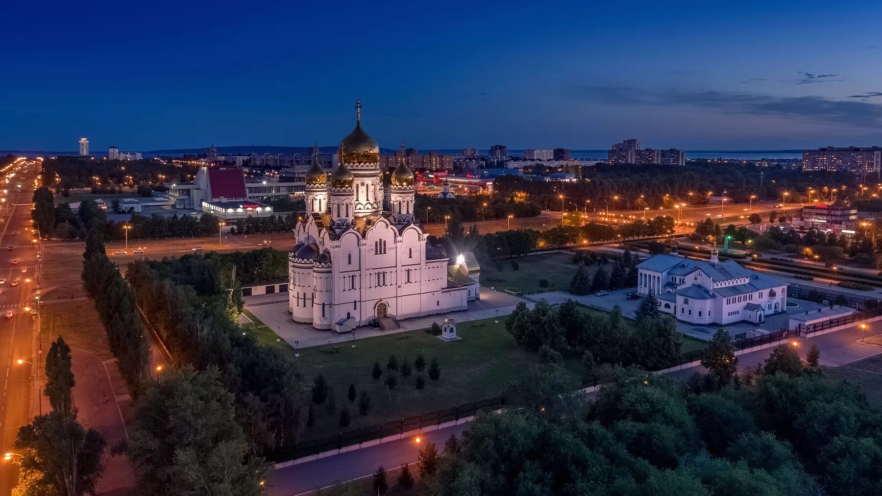 Тл тольятти. Храм вечер Тольятти. Тольятти центр города. Церковь Тольятти ночью.