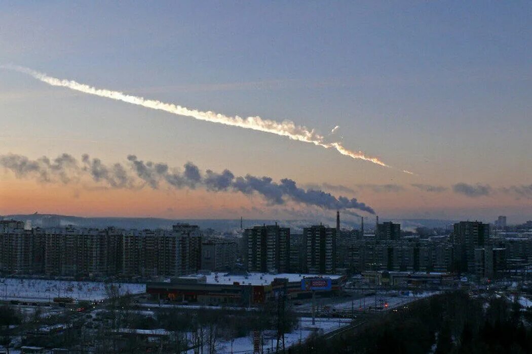 Упадет метеорит 2013. Челябинский метеорит 2013. 15.02.2013 метеорит в челябинске. падающий метеорит челябинск. метеорит над челябинском 15.02.2013.