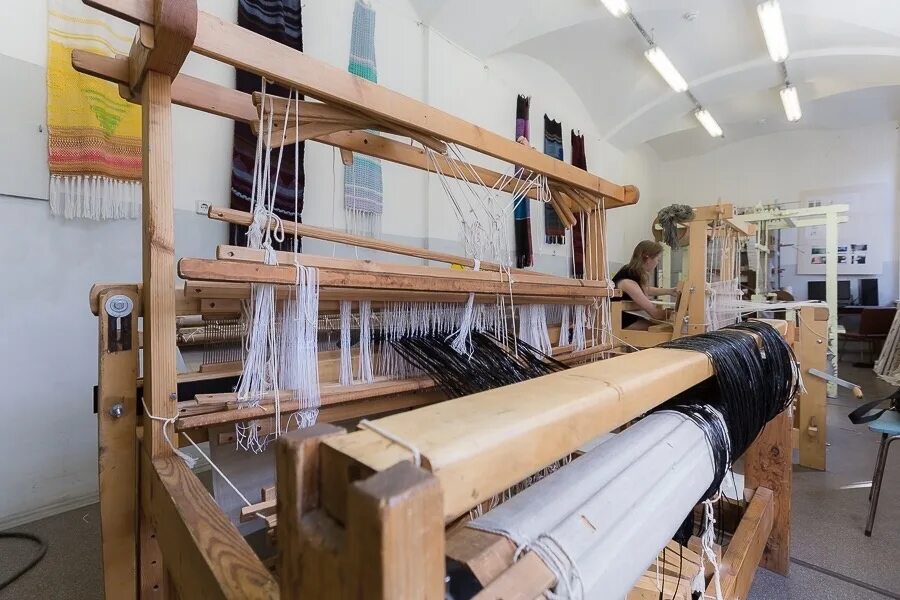 Красноармейская прядильно-ткацкая фабрика. Текстильная фабрика. Оборудование шелкомотальной фабрики. Ткацкий станок промышленный. Тиротекс производство.