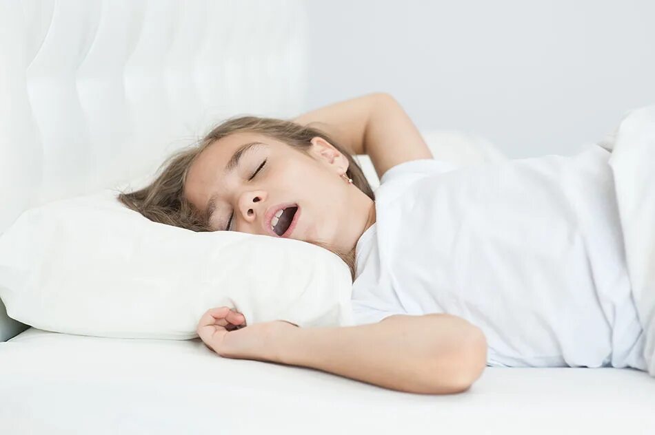 Sleep on sleep little child. Дети спят с открытыми ртами.