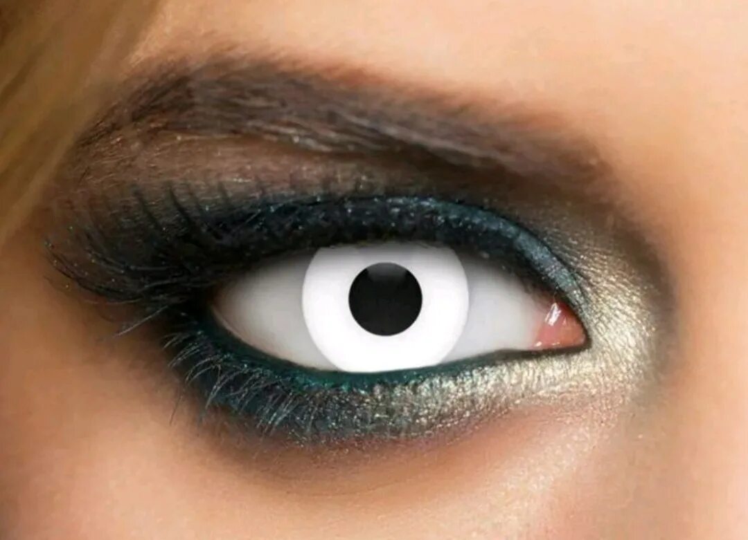 Черные глаза сказать. Black sclera 2 линзы. Линзы фулл Блэк. Черные глаза. Черный цвет глаз.
