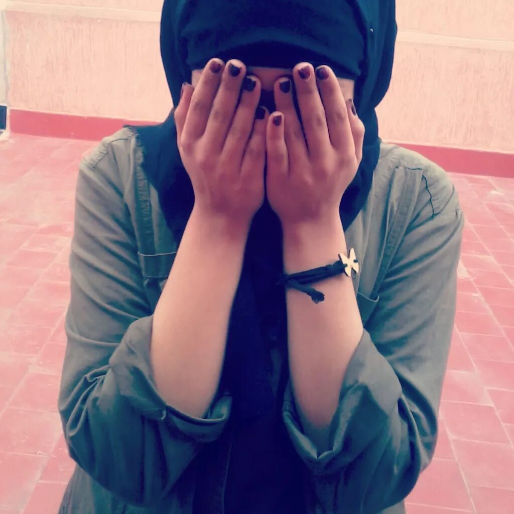 Картинки девушки закрывают лицо. Закрытые девушки. Девушка в хиджабе с прикрытым лицом. Девушки в хиджабе с закрытыми лицами. Девушка в хиджабе с закрытым лицом.