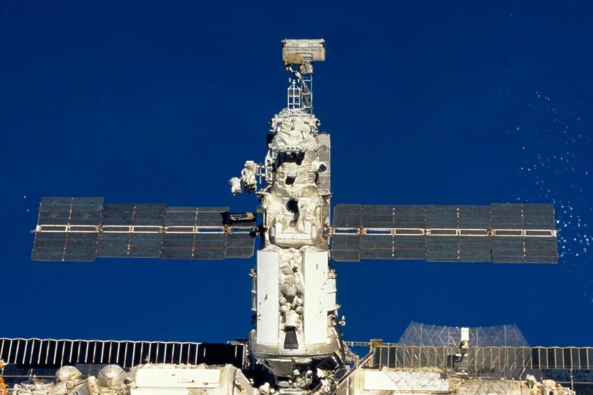 станция мир 1986. спектр (модуль орбитальной станции «мир»). 02. 1986 запущена советская орбитальная станция «мир». станция мир 1986.