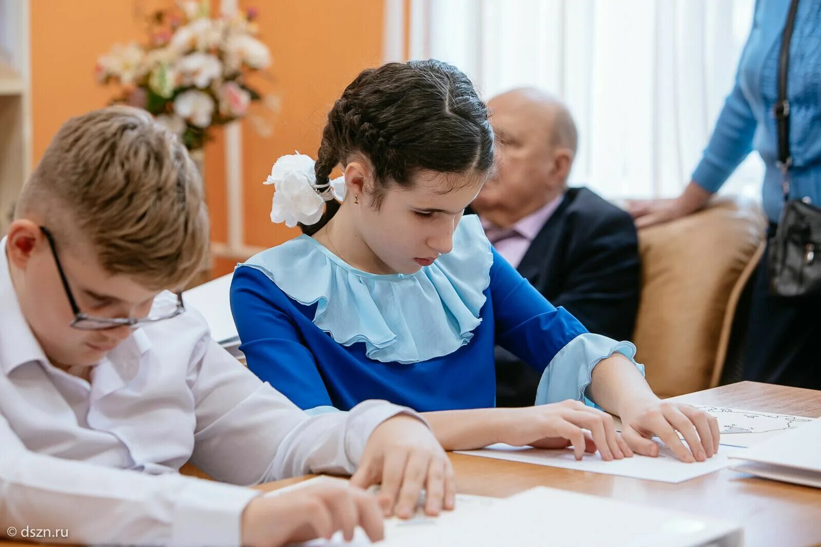 Интернат для детей с нарушением зрения. Частная академическая гимназия в москве. Нарушения в школах москвы. Нарушения в школах москвы. Дети за партой.
