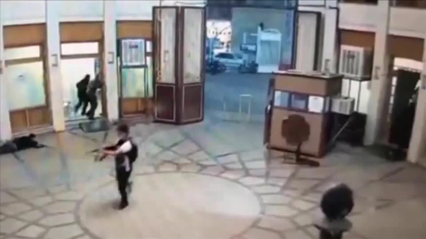Полное видео нападения террористов. Расстрелял людей мечети. Нападение на мечеть видео. Нападение на мечеть в новой Зеландии.