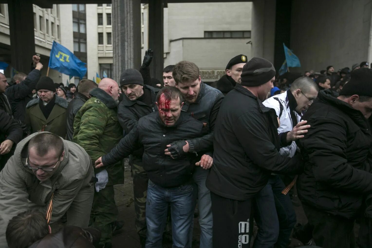 Новости что творится в россии. Митинг 26 февраля 2014 Симферополь. 26 Февраля в Симферополе у стен Крымского парламента. Верховная рада Крыма 2014 митинг. Захват Верховной рады Крыма 2014.