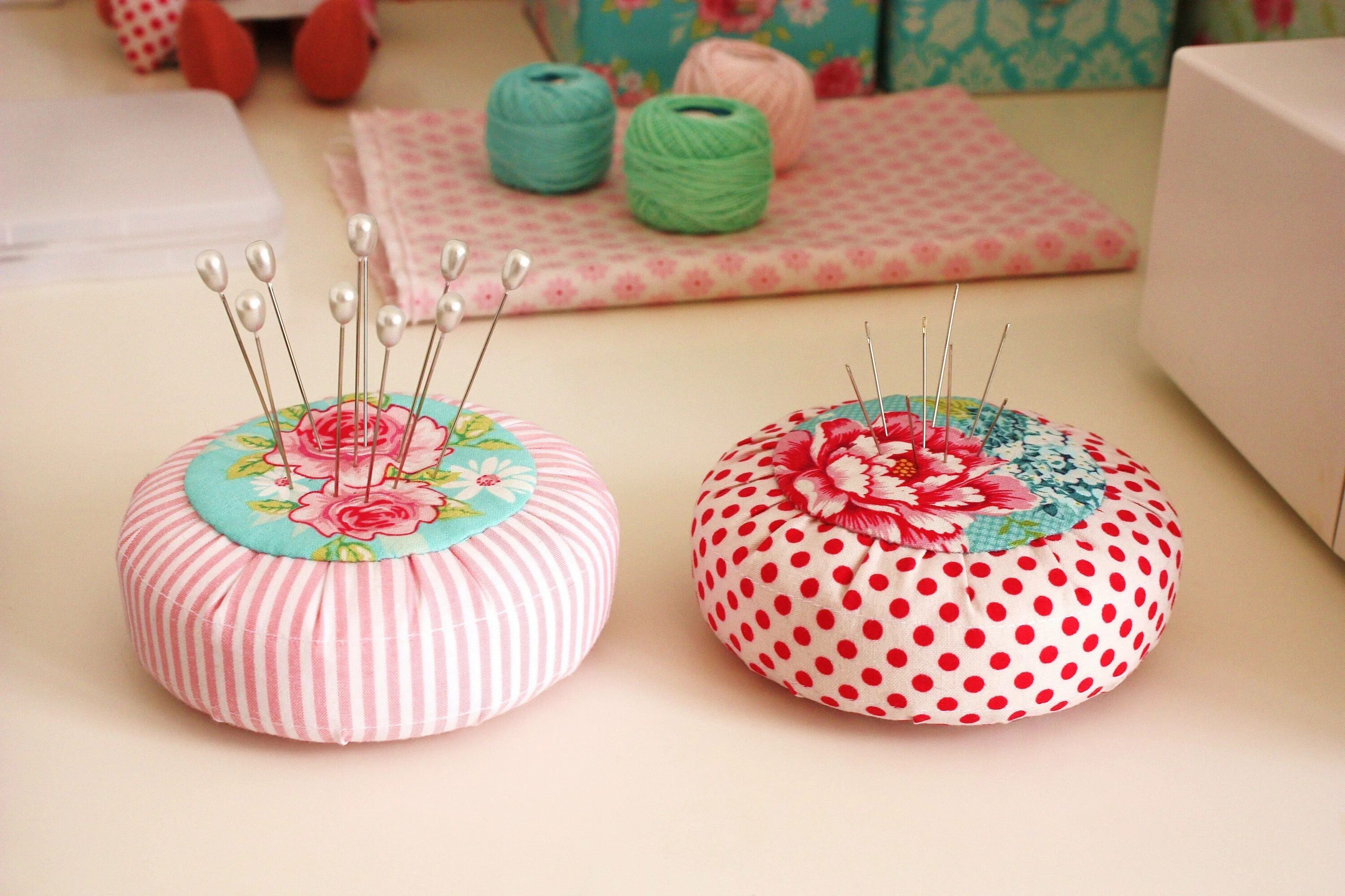 Как сделать игольницу своими руками. Как сделать игольницу своими руками. Игольница декоративная. Мастеркласс игольницпа. Игольница из ткани.