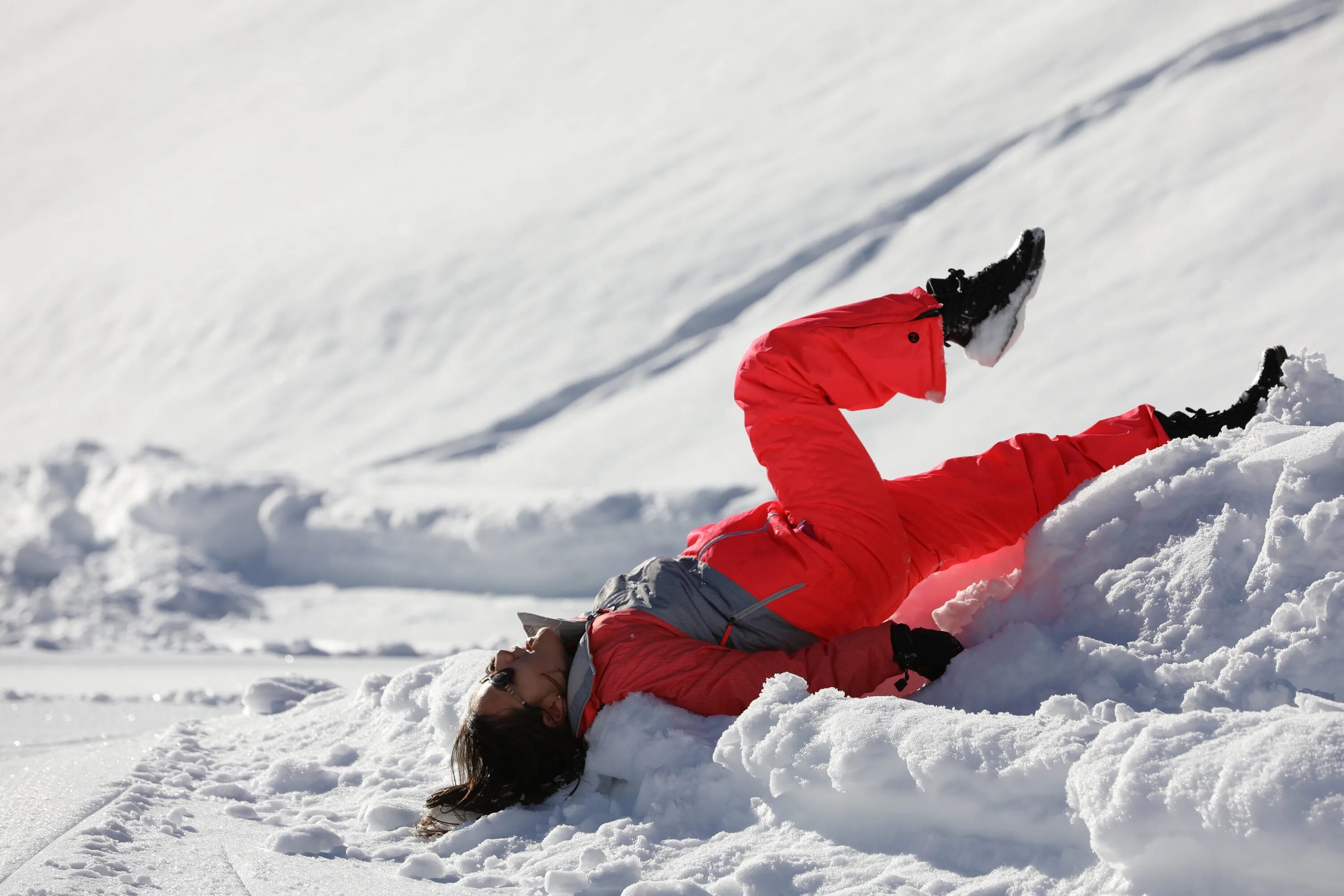 Валяться в снегу. Снег спорт. Зима спорт. Спорт зимой. От холодного встречного ветра у лыжников замерзли