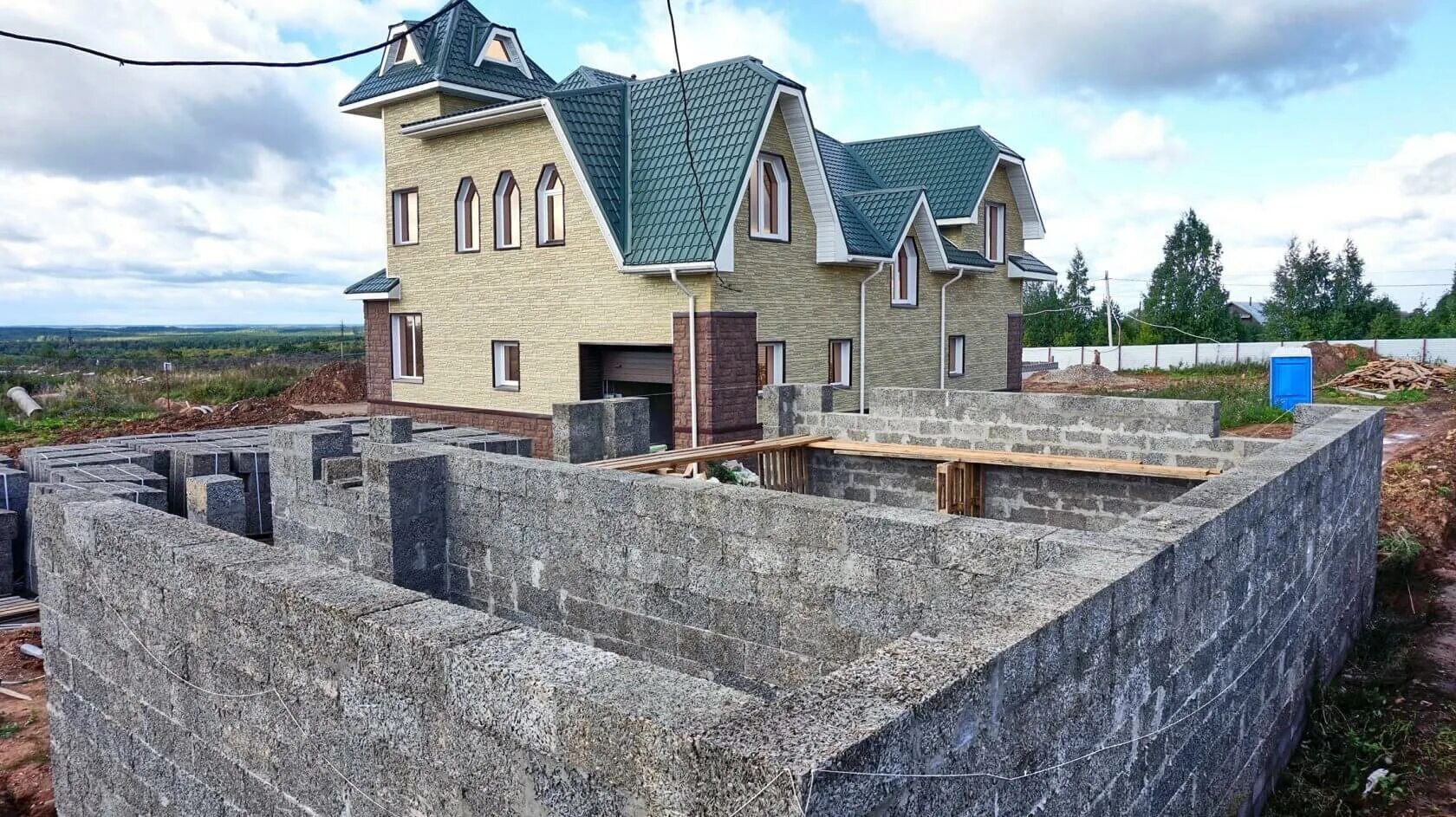 Домик из керамзитоблока. Дом из блока керамзитобетона. Здание из шлакоблока. Шлакоблок дом. Постройки из керамзитобетонных блоков.