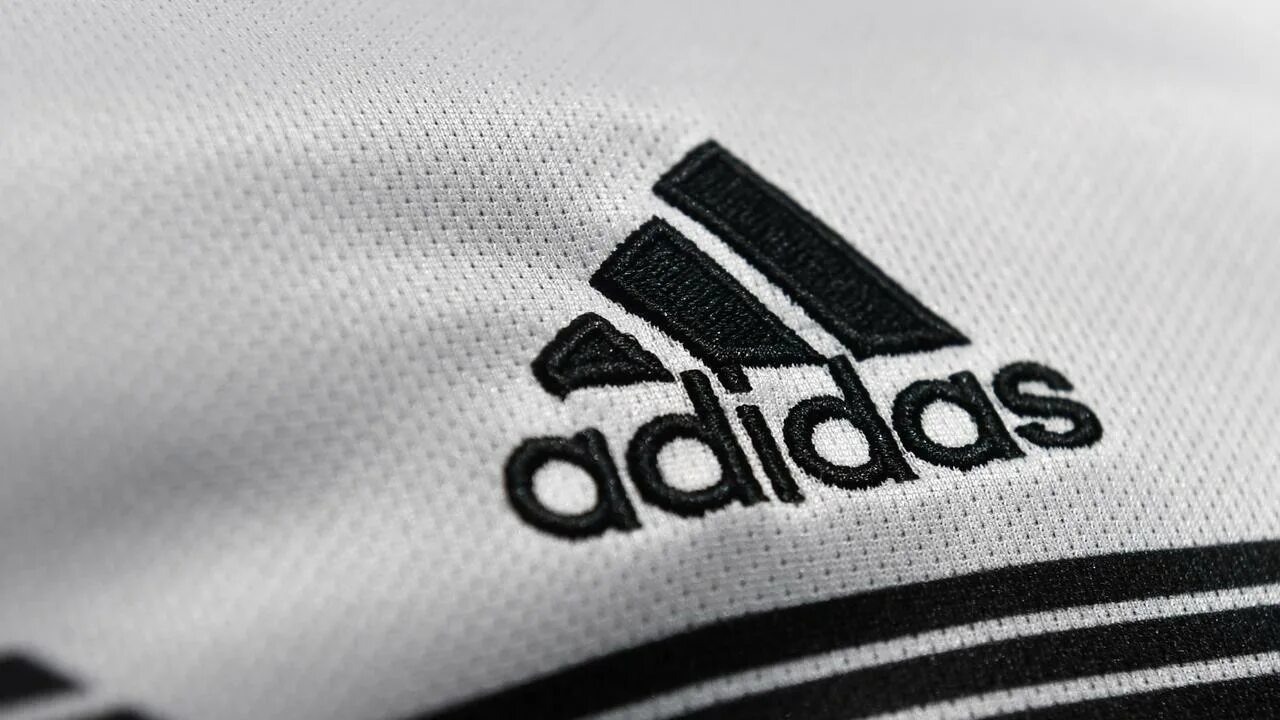 Концерн адидас. Старый логотип адидас. Деятельность компании адидас. Adidas тнк. Эволюция логотипа adidas.
