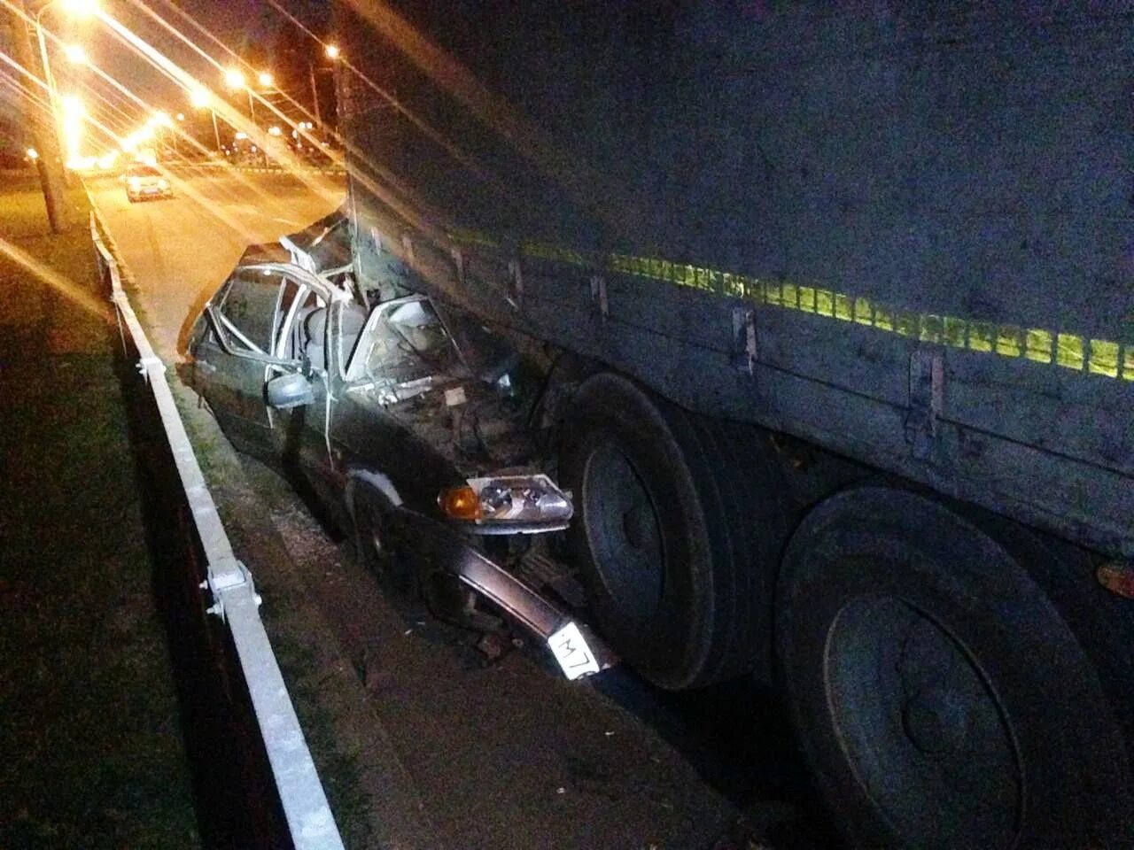 легковушка попала под фуру. камаз 5320 разбитый. камаз 6520 авария. машина под камазом. машина под камазом.