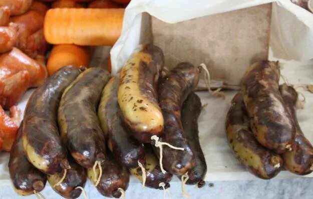 Казы сырое. Узбекская колбаса из конины. казы колбаса. казы колбаса из конины в узбекистане. узбекская казы колбаса из конины.