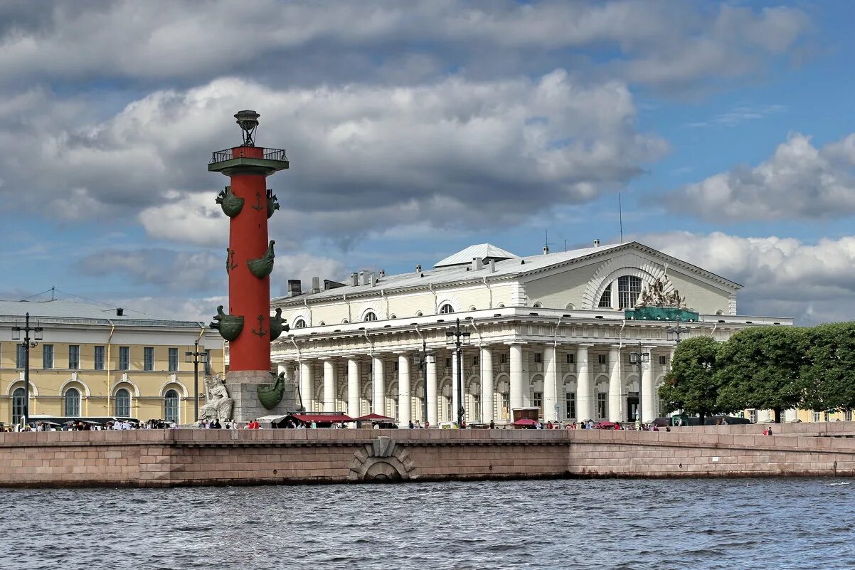 Фактически в петербурге. Тома де томон здание биржи в Санкт-Петербурге. Ростральные колонны Васильевский остров здание биржи. Стрелка Васильевского острова в Санкт-Петербурге здание биржи. Тома де томон. Ансамбль стрелки Васильевского острова: биржа.