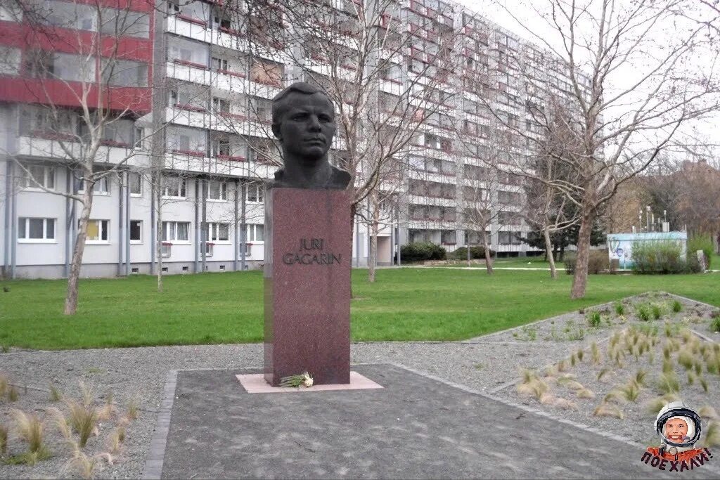Где был установлен первый бюст гагарина. Бюст гагарина кербель. памятник гагарину кербель. памятники бюст юрию гагарину эрфурт. памятники бюст юрию гагарину кербель.