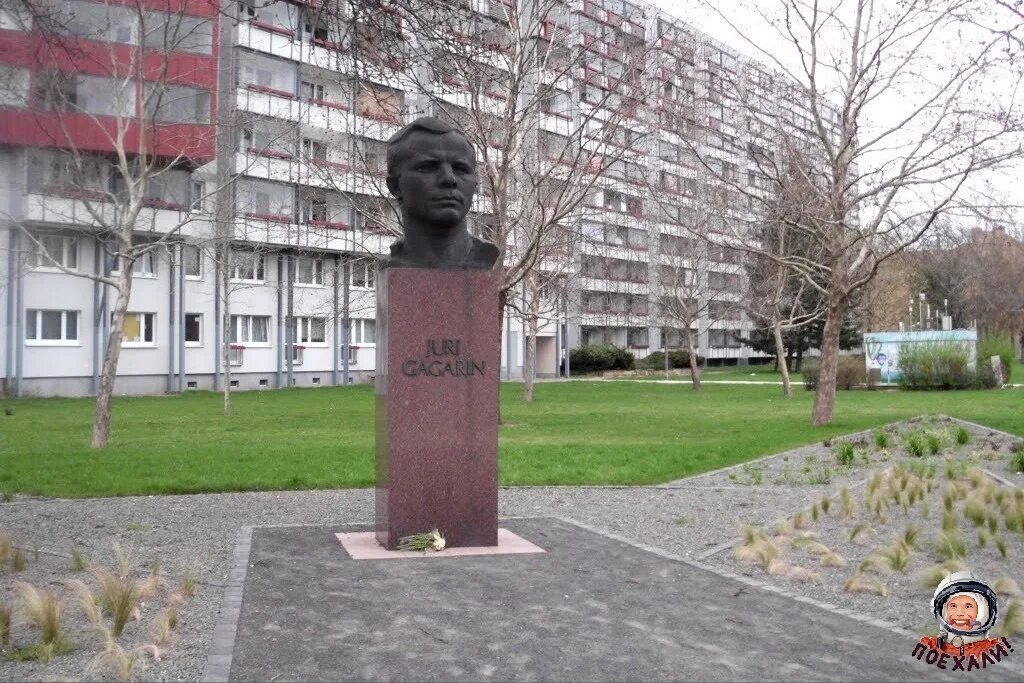 В каком городе памятник гагарину. Памятники бюст Юрию Гагарину Эрфурт. Памятник Гагарину Кербель. Памятники бюст Юрию Гагарину Кербель. Памятник Юрию Гагарину в городе Гагарин.