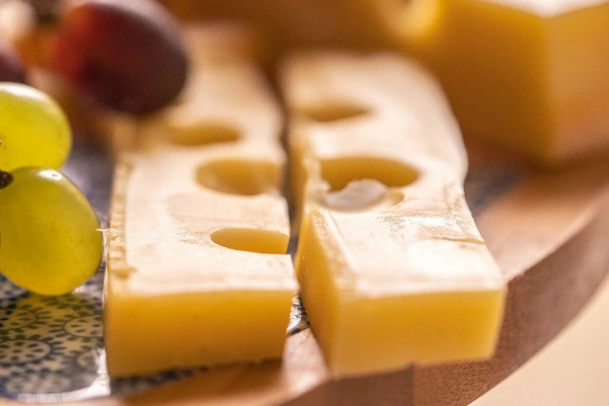 Домашний твердый сыр. Масло сливочное Елмай. Сыр Pixabay. Твердый сыр источник.