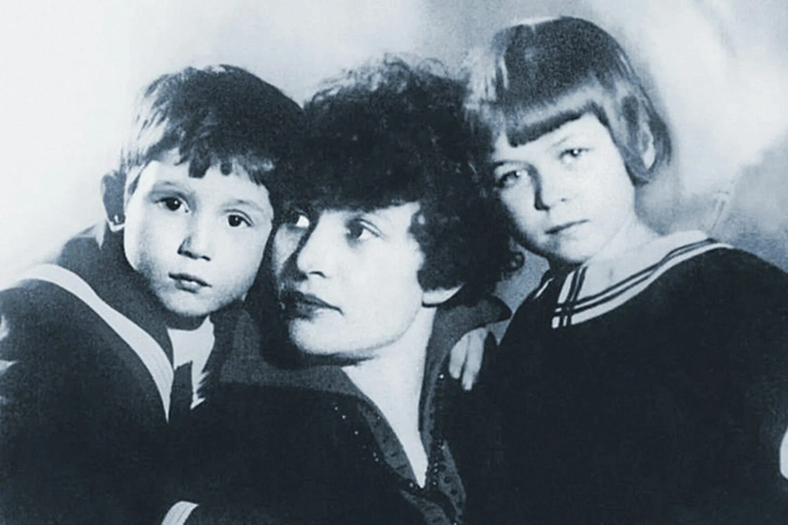 Дети сергея есенина фото. Семья сергея есенина. Семья сергея есенина. Дети с а есенина. Дети есенина и райх.