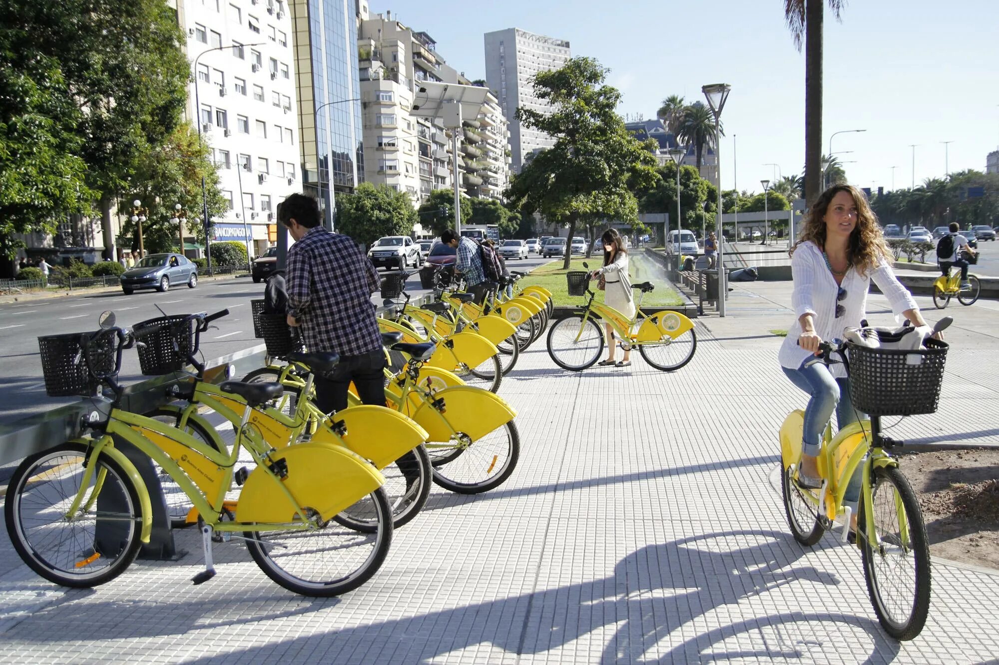Где можно взять велосипед. Велосипеды Буенос Айрос. Буэнос Айрес велодороги. Велосипед в городе. Велосипедный транспорт.