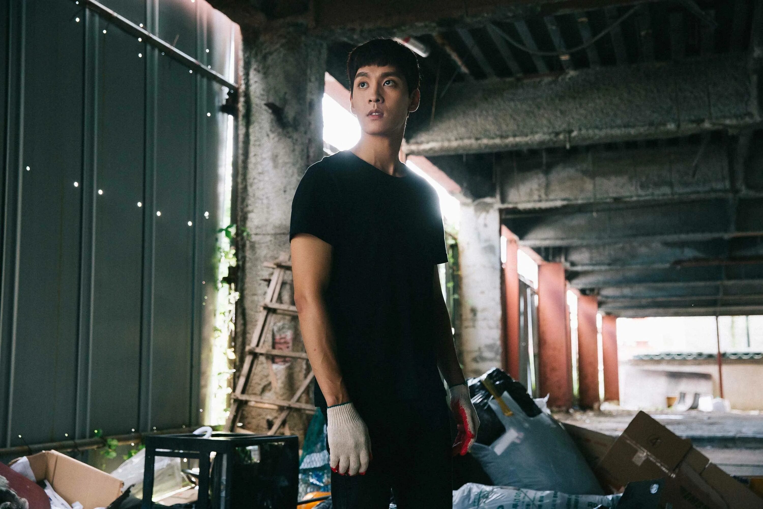 Робкого и тень страшит. Части сказки у страха глаза велики. Робкого и страшит. Робот и пугало фильм 2017. Иллюстрация на тему страх.